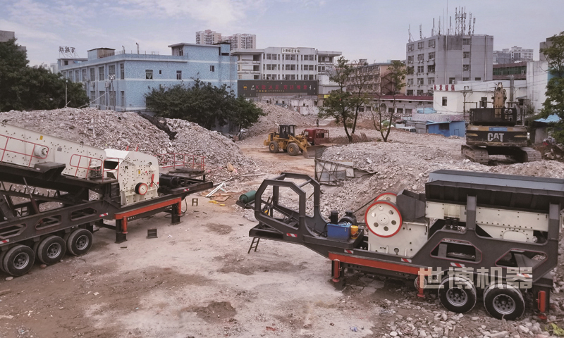 轮胎式破碎站破碎建筑垃圾现场图