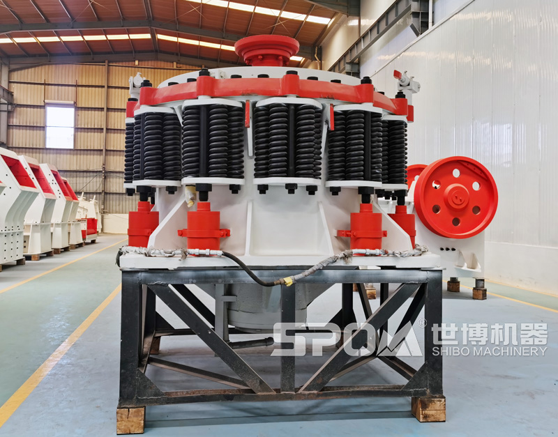 大型西蒙斯圆锥破碎机生产车间