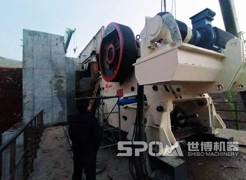 JC210大型颚式破碎机安装现场