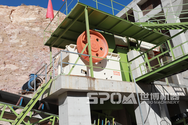 颚式破碎机工作现场