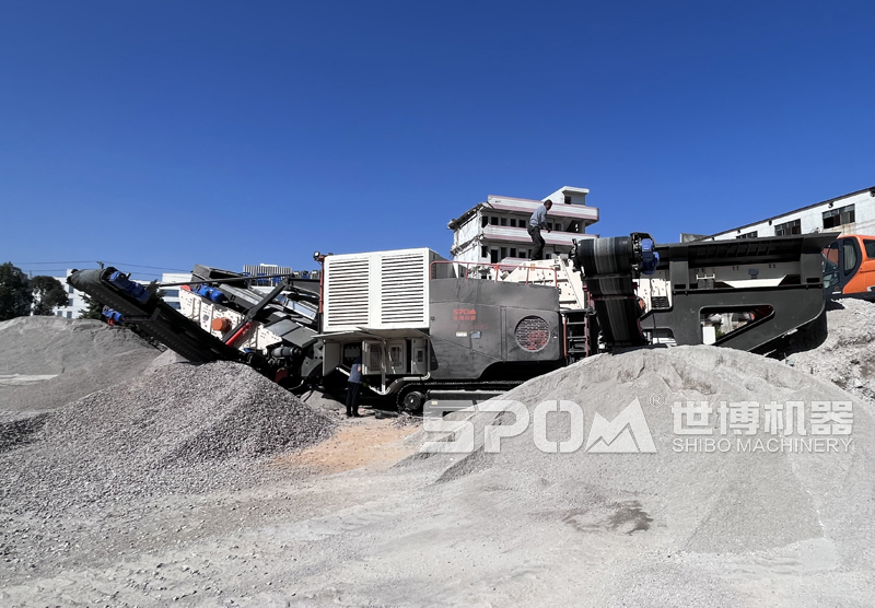 建筑垃圾加工处理现场(世博履带式反击破)