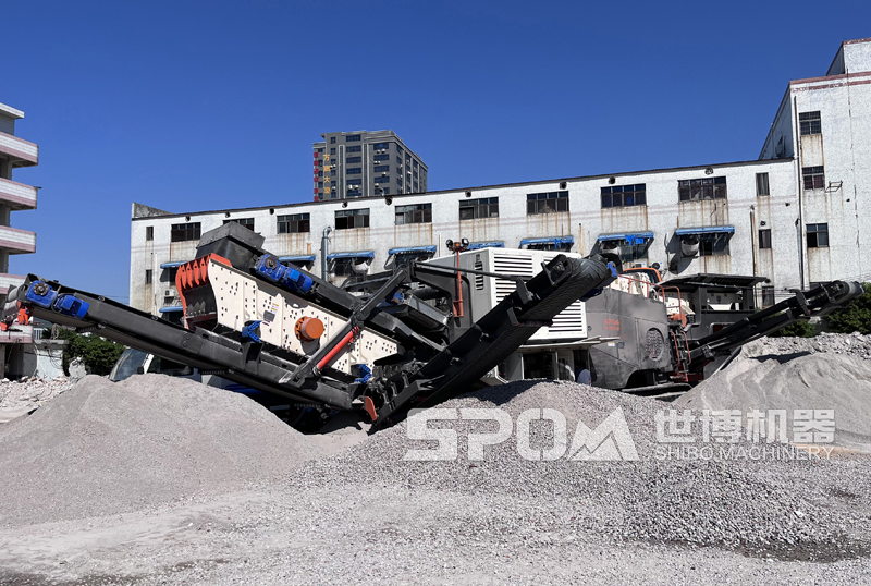 履带式大口反击破处理建筑垃圾现场