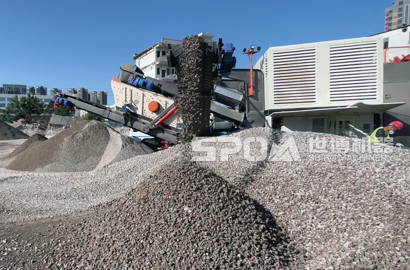 履带式大口反击破建筑垃圾破碎现场