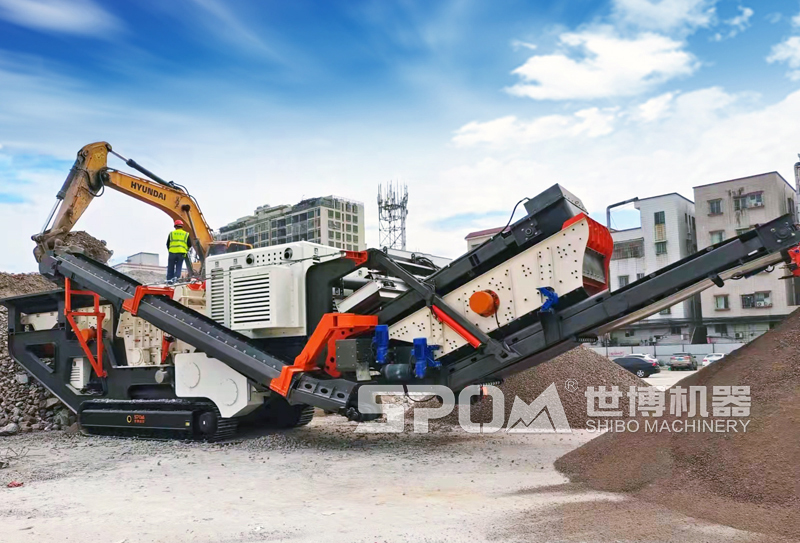 履带移动式碎石机工作现场