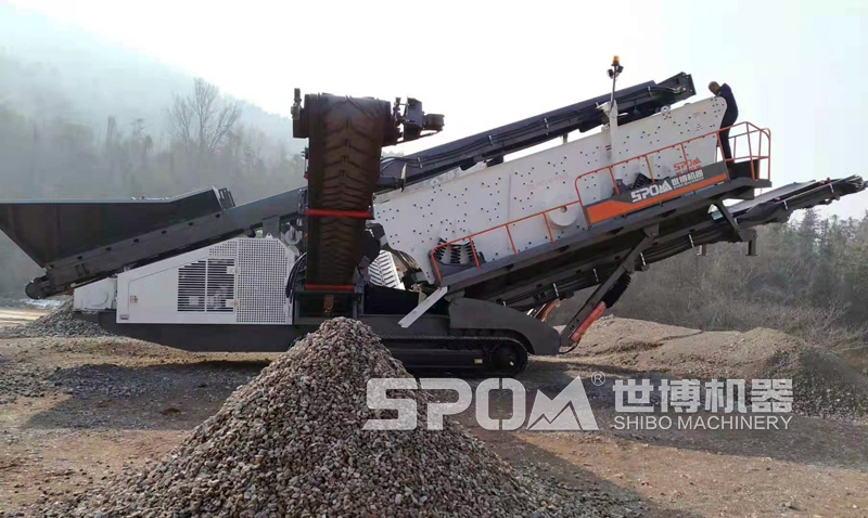 履带式筛分站工作现场