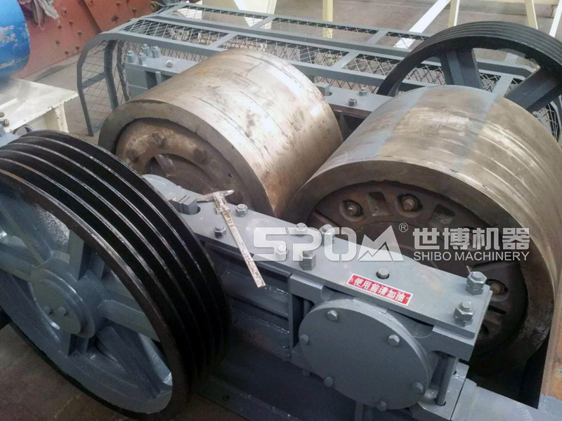 大型对辊式破碎机（对辊制砂机）结构