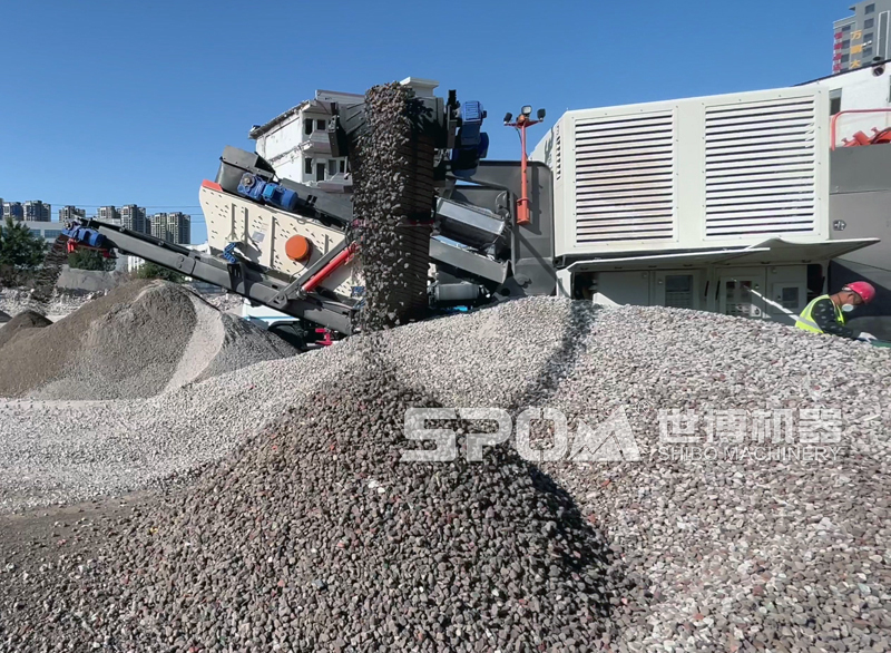 履带式混凝土破碎站工作现场