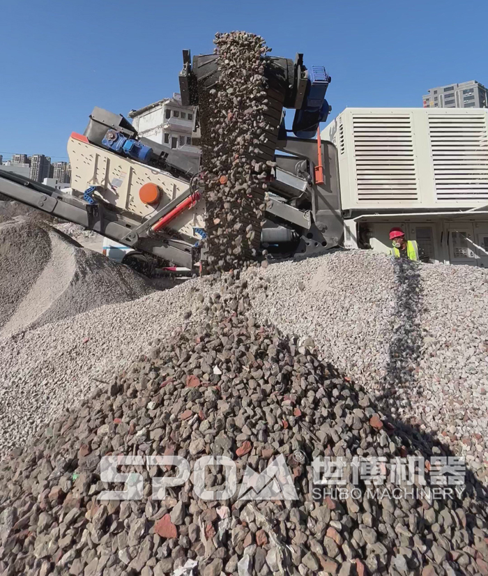 履带式碎石机工作现场