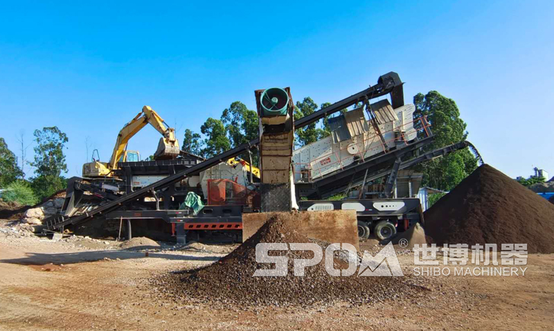 三组合移动破碎车工作现场