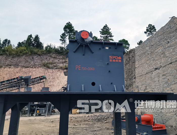 PE750-1060大颚破安装在钢架上