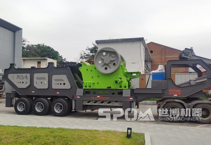 拖拉机拉走的移动破碎机