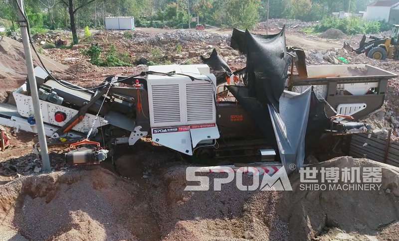 履带式破碎站破碎建筑垃圾现场图