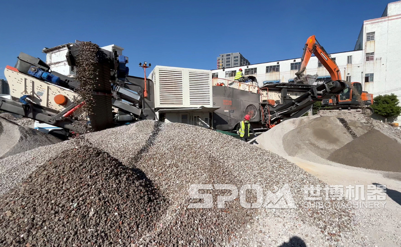 履带大口反击破碎站破碎建筑垃圾现场