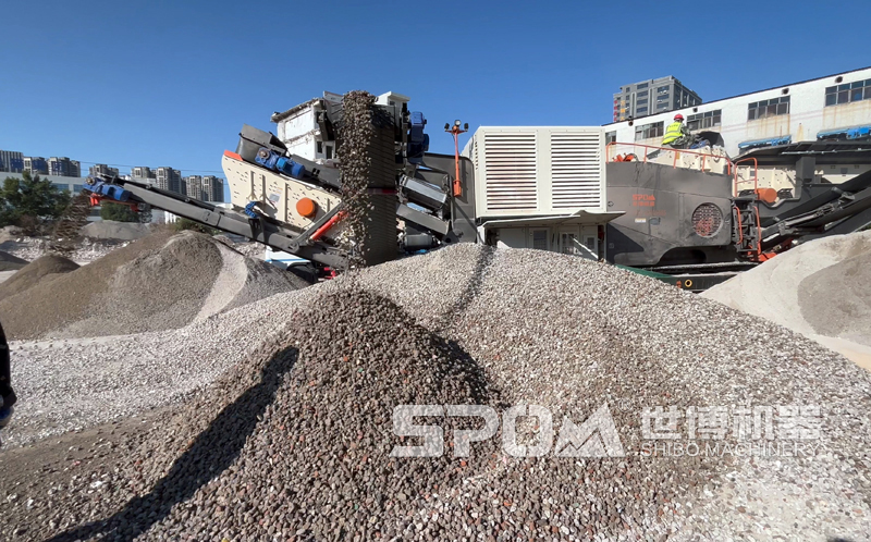 履带式破碎机用来破碎建筑垃圾水泥块砖头客户现场